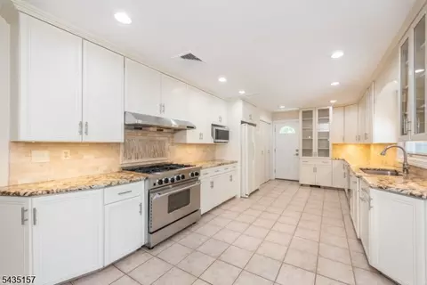 68 Mandeville Dr, Wayne, NJ 07470 photo 3