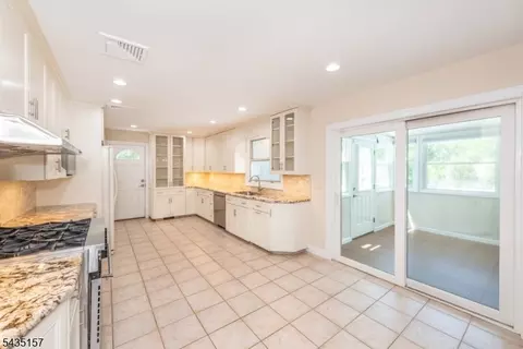68 Mandeville Dr, Wayne, NJ 07470 photo 5