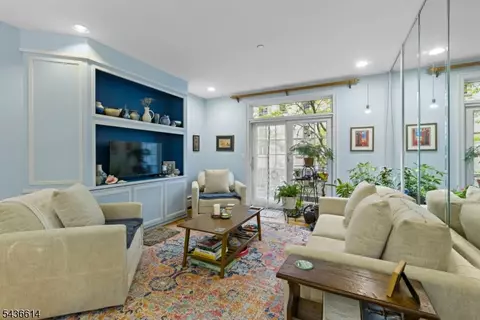 208-32 Shearwater Ct #32, Jersey City, NJ 07305