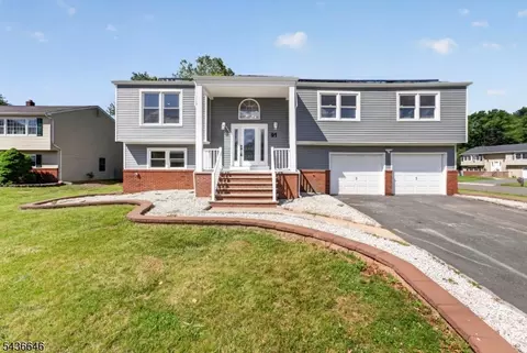 91 Oakey Dr, Kendall Park, NJ 08824