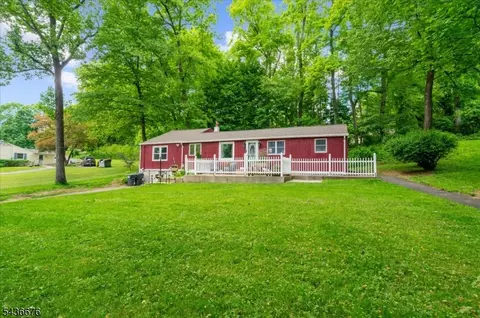 4 Orchard St, Califon, NJ 07830
