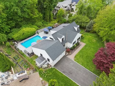 11 Auriemma Ct, Landing, NJ 07850