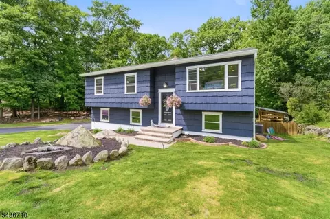81 Elba Ave, Hopatcong, NJ 07843