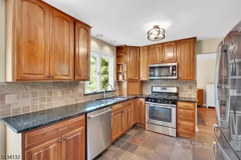 Kitchen - 7 Mitchell Ln, Clinton, NJ 08809 photo 3 of 4