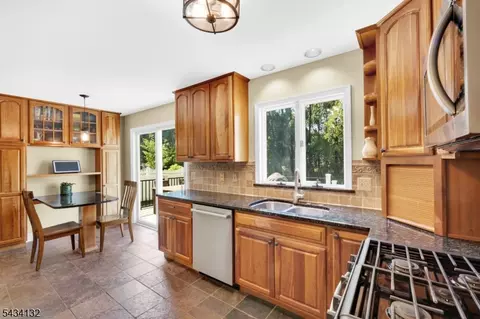 Kitchen - 7 Mitchell Ln, Clinton, NJ 08809 photo 2 of 4