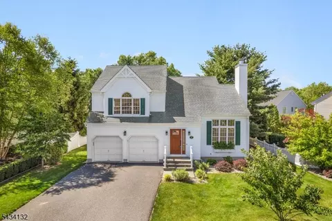7 Mitchell Ln, Clinton, NJ 08809