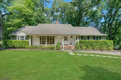 35 Manor Dr, Basking Ridge, NJ 07920