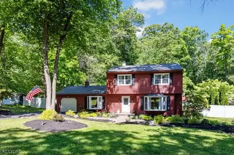 7 Crest Dr, Long Valley, NJ 07853