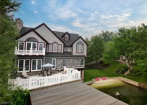 10 Oakdale Ave, Hopatcong Boro, NJ 07843