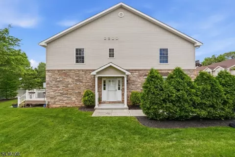 41 Harvey Ct, Clark, NJ 07066