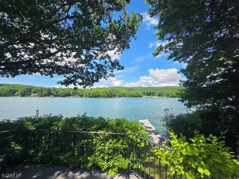 40 E Shore Dr, Newton, NJ 07860