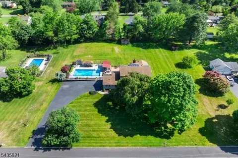 8 Garrett Dr, Flemington, NJ 08822