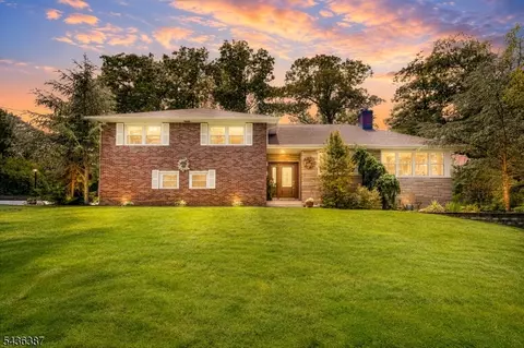 28 Pepper Rd, Towaco, NJ 07082