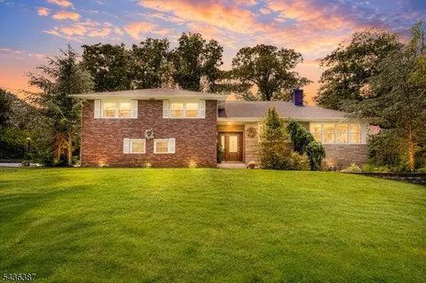 28 Pepper Rd, Towaco, NJ 07082