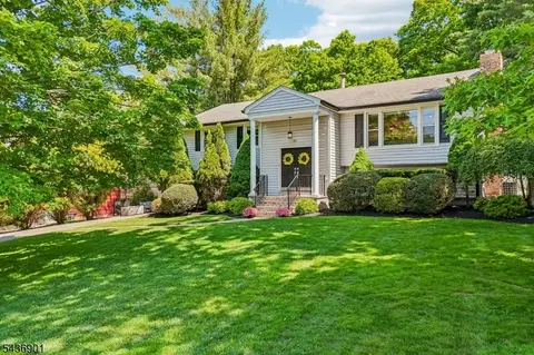 79 W Sheffield St, Oakland, NJ 07436