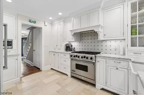 Kitchen - 18 Colony Dr, Summit, NJ 07901 photo 1 of 2