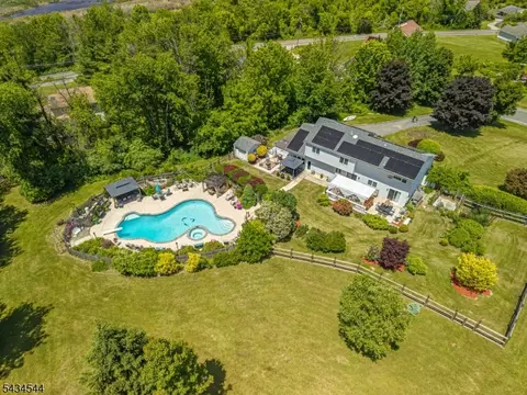 4 Campbell Dr, Hamburg, NJ 07419