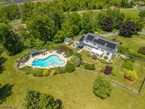 4 Campbell Dr, Hamburg, NJ 07419