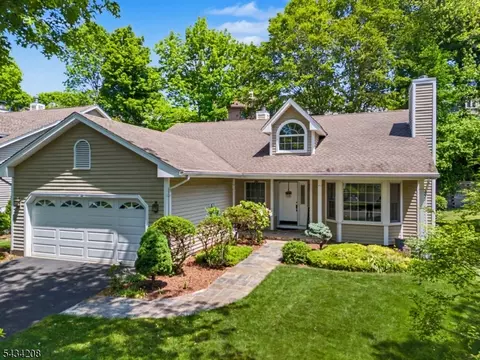 22 Smoke Rise Ln, Bedminster, NJ 07921