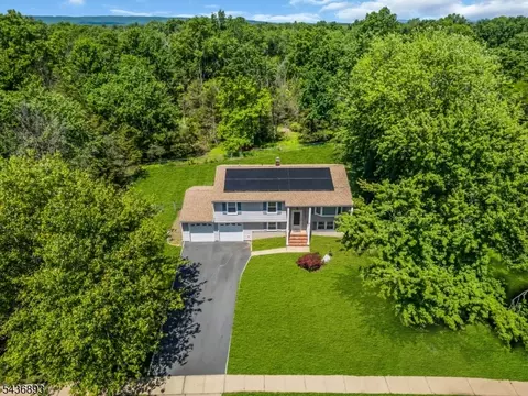 6 Fox Chase Run, Hillsborough, NJ 08844