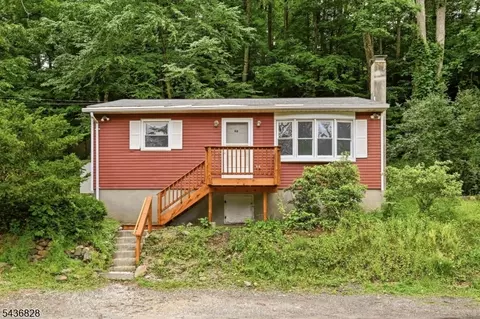 48 E Shore Dr, Vernon, NJ 07462