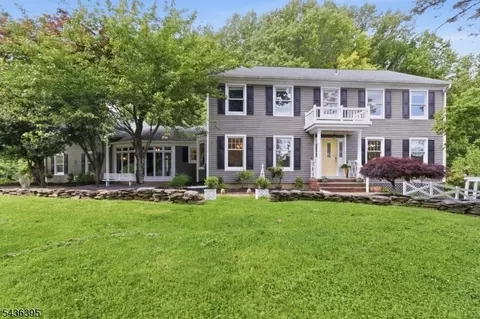 6 Fawn Ridge Rd, Lebanon, NJ 08833