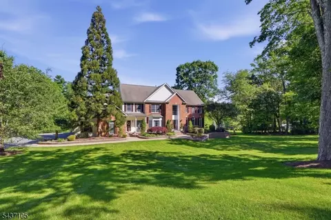 13 Hunters Trl, Chester, NJ 07930