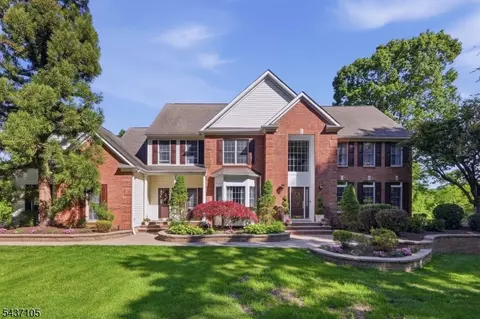 13 Hunters Trl, Chester, NJ 07930