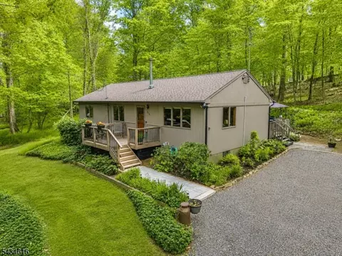 616 Woodglen Rd, Glen Gardner, NJ 08826