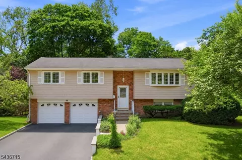 8 Nottingham Dr, East Brunswick, NJ 08816