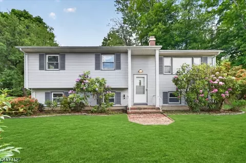 401 Canistear Rd, Stockholm, NJ 07460