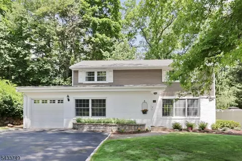 153 Bergen Ave, Waldwick, NJ 07463