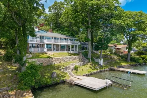 40 Ithanell Rd, Hopatcong, NJ 07843