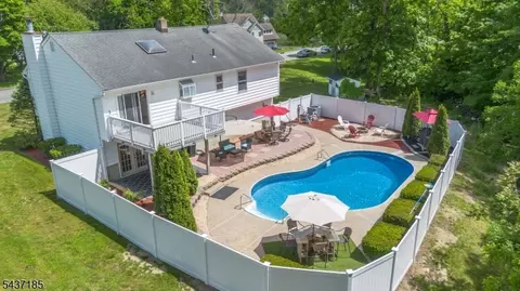 6 Southfield Dr, Wantage, NJ 07461