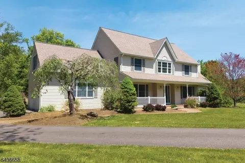 4 Winters Dr, Glen Gardner, NJ 08826