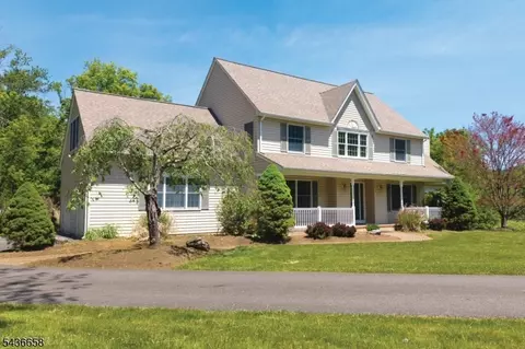 4 Winters Dr, Glen Gardner, NJ 08826