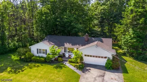5 Pepperidge Rd, Boonton, NJ 07005