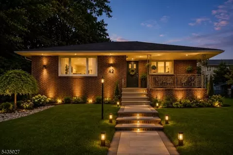 27 Phoenix Ave, Edison, NJ 08837