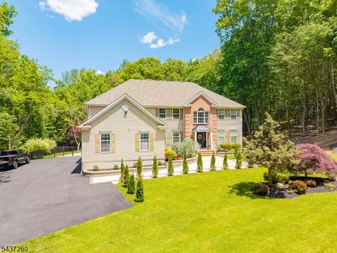 17 Cromwell Dr, Chester, NJ 07930