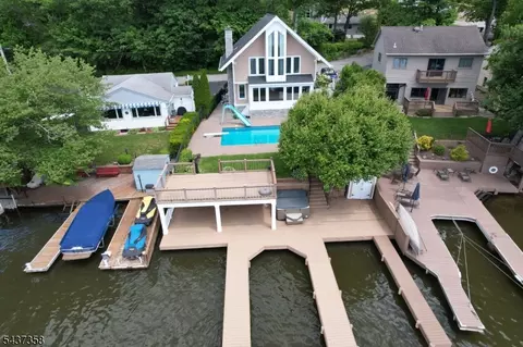 17 Forest Lake Dr, Hewitt, NJ 07421