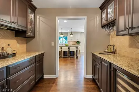 Entry Way - 10 Fairview Ave, Summit, NJ 07901 photo 2 of 4