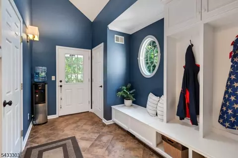Entry Way - 10 Fairview Ave, Summit, NJ 07901 photo 3 of 4