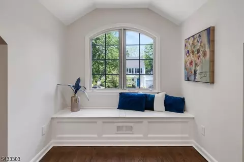 Entry Way - 10 Fairview Ave, Summit, NJ 07901 photo 4 of 4