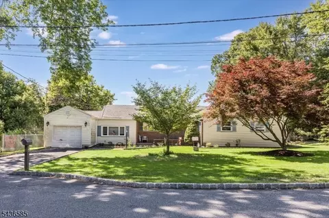 5 Pinewood Ter, Fairfield, NJ 07004
