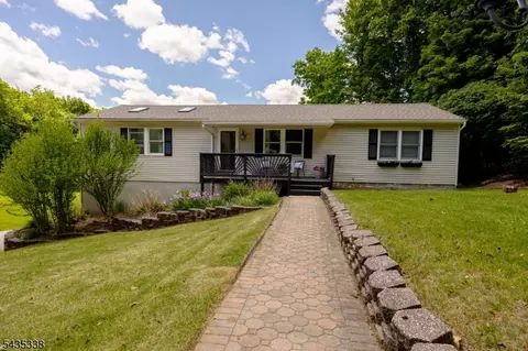 1 Bantry Ct, Highland Lakes, NJ 07422