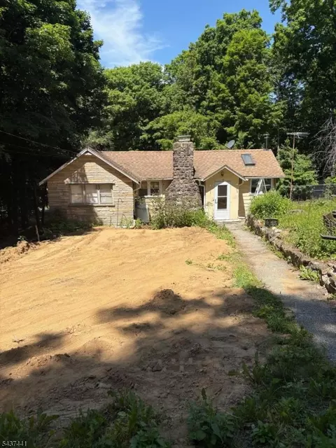 17 Onteora Rd, Highland Lakes, NJ 07422