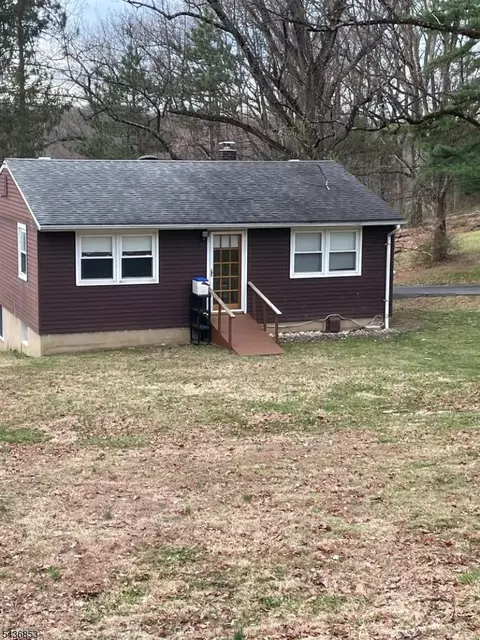 11 Orchard St, Califon, NJ 07830