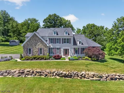 27 Kalan Farm Rd, Hampton, NJ 08827