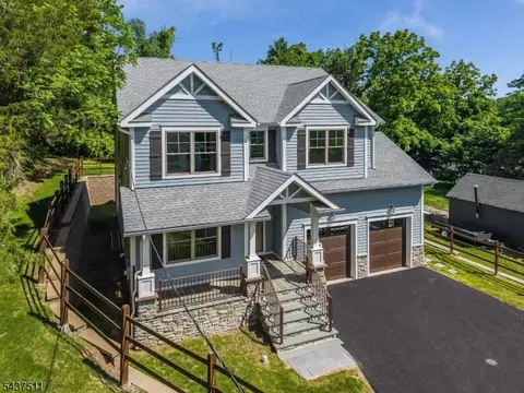 8 Church St, Stockton, NJ 08559