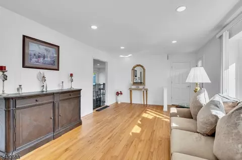 Entry Way - 15 Judith Pl, Wayne, NJ 07470 photo 2 of 2